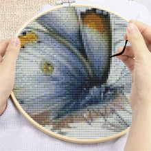Load image into Gallery viewer, Kit Point de Croix Marguerites et papillon bleu